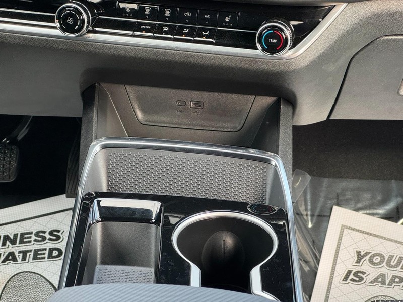 Chevrolet Equinox Vehicle Image 14