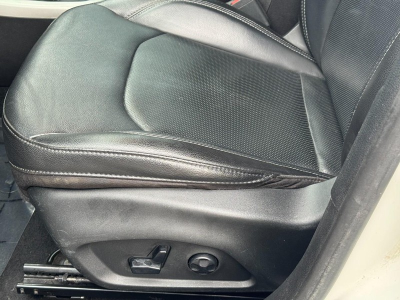 Jeep Compass Vehicle Image 24