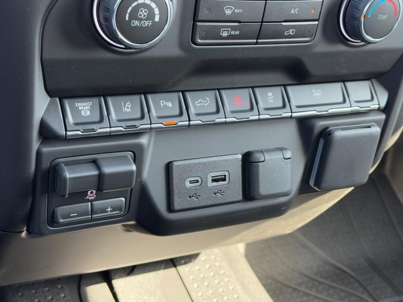 Chevrolet Silverado 2500HD Vehicle Image 12