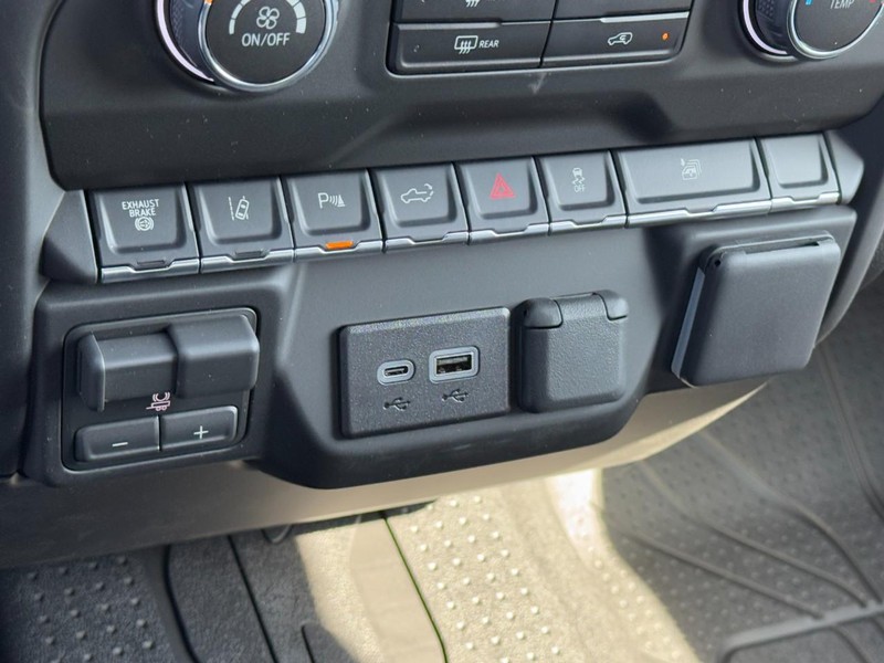 Chevrolet Silverado 2500HD Vehicle Image 12