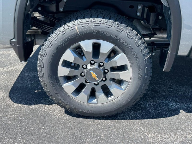 Chevrolet Silverado 2500HD Vehicle Image 05