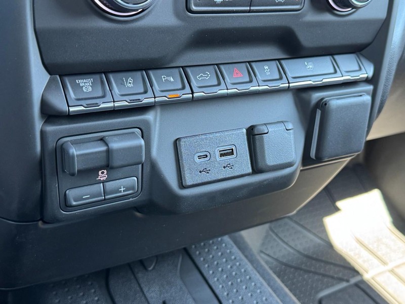 Chevrolet Silverado 2500HD Vehicle Image 12