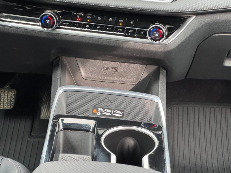 Chevrolet Equinox Vehicle Image 14