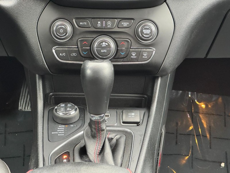 Jeep Cherokee Vehicle Image 14