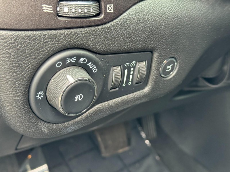 Jeep Cherokee Vehicle Image 17