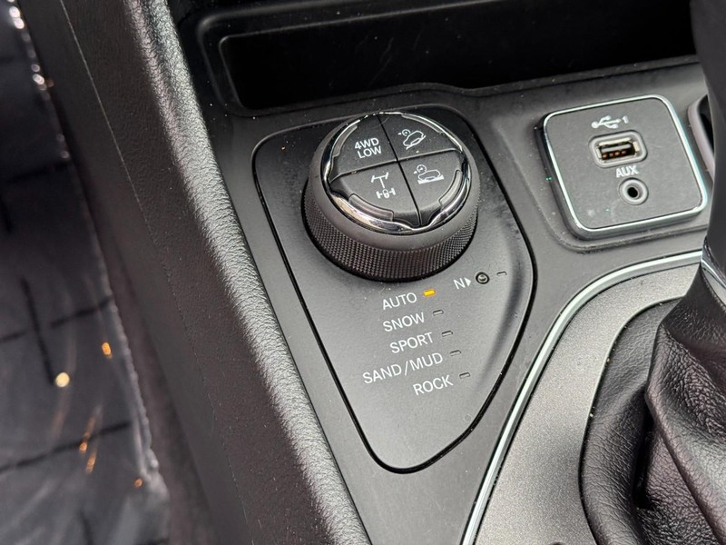 Jeep Cherokee Vehicle Image 23