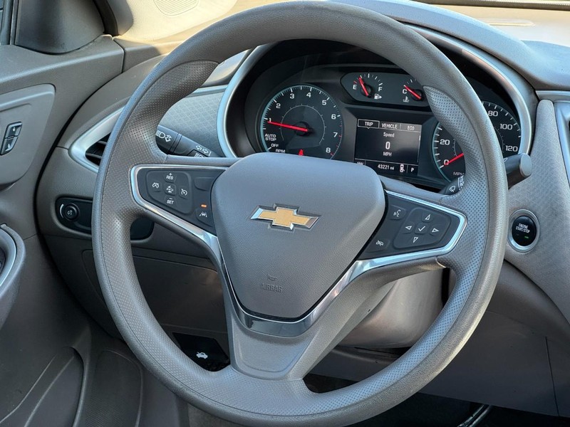 Chevrolet Malibu Vehicle Image 12