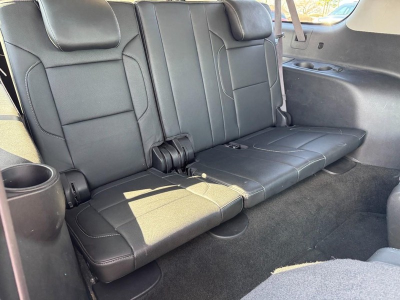 Chevrolet Suburban Vehicle Image 11