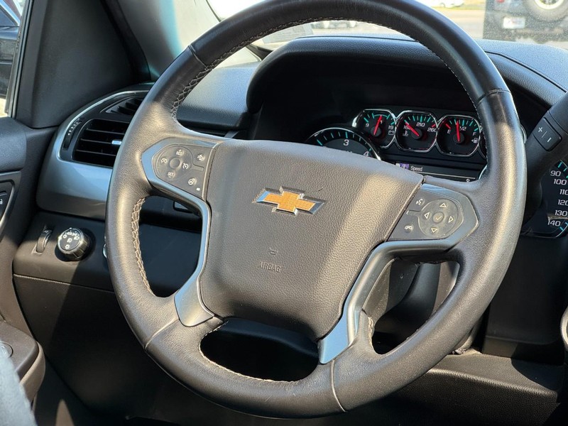 Chevrolet Suburban Vehicle Image 13