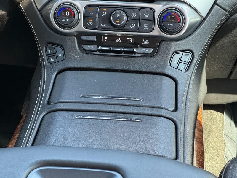 Chevrolet Suburban Vehicle Image 15