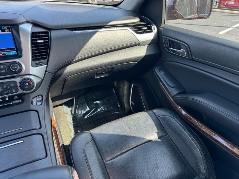 Chevrolet Suburban Vehicle Image 16