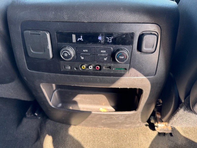 Chevrolet Suburban Vehicle Image 17