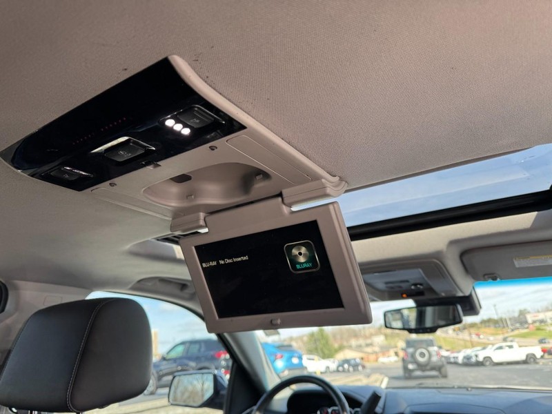 Chevrolet Suburban Vehicle Image 18