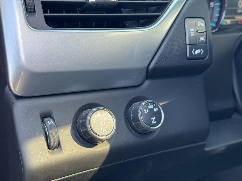 Chevrolet Suburban Vehicle Image 19