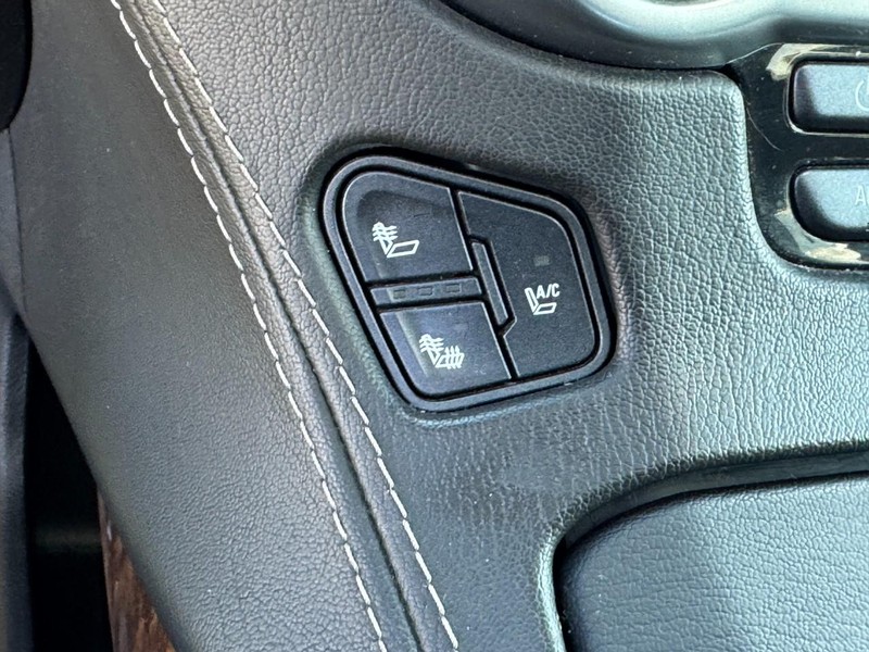 Chevrolet Suburban Vehicle Image 25