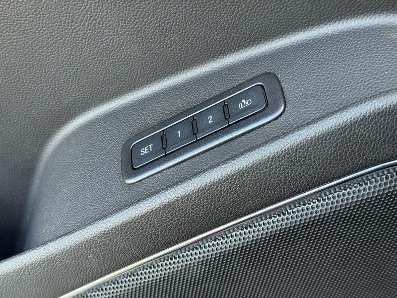 Chevrolet Suburban Vehicle Image 26