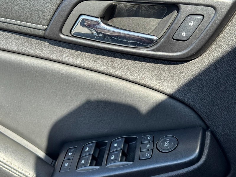 Chevrolet Suburban Vehicle Image 27