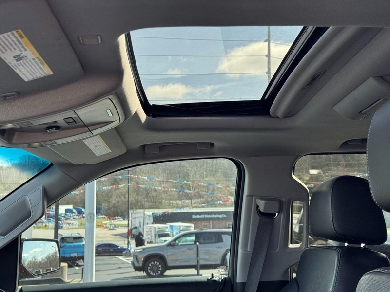 Chevrolet Suburban Vehicle Image 28