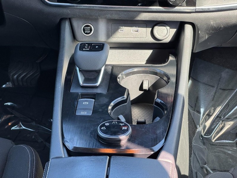 Nissan Rogue Vehicle Image 14