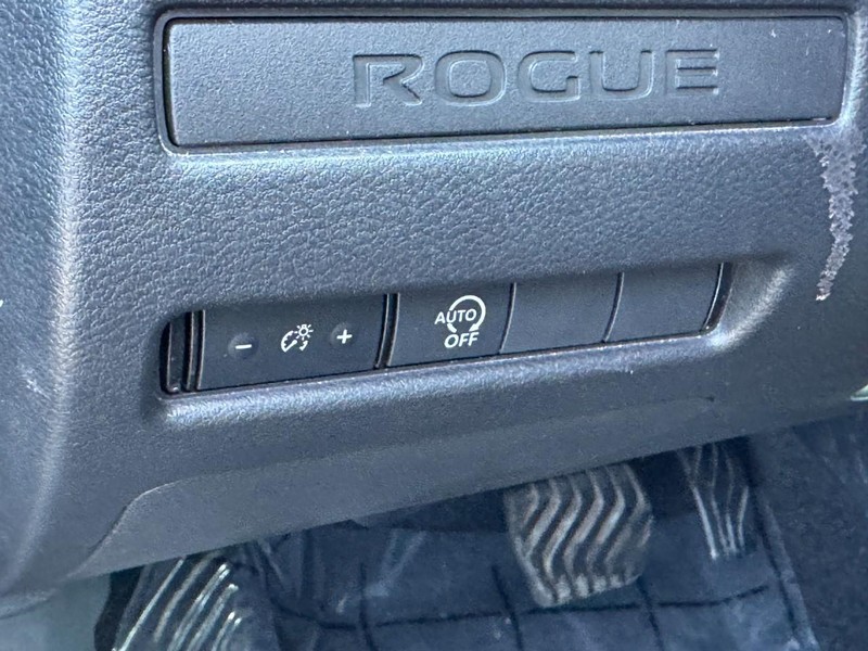 Nissan Rogue Vehicle Image 16