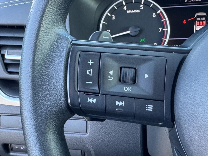 Nissan Rogue Vehicle Image 17