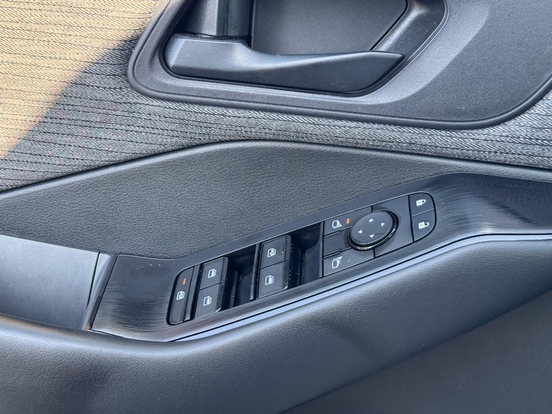 Nissan Rogue Vehicle Image 22