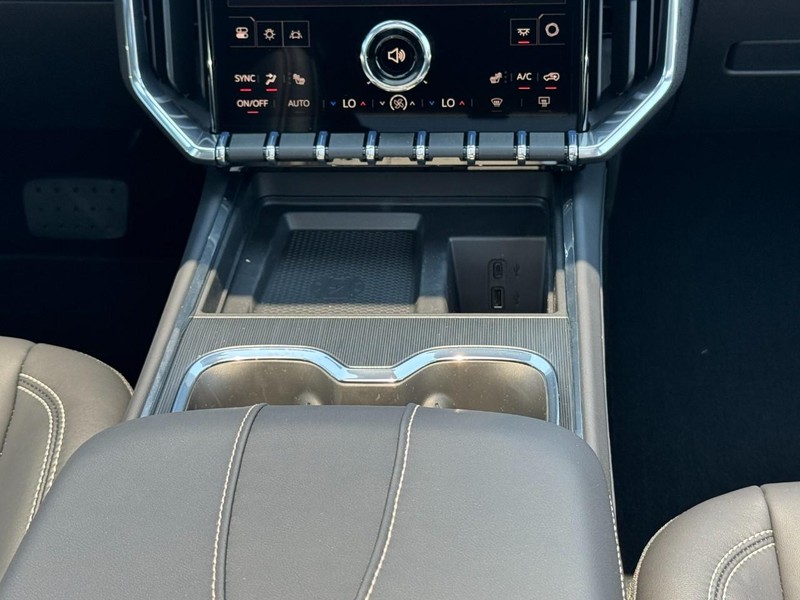 GMC Acadia Vehicle Image 11