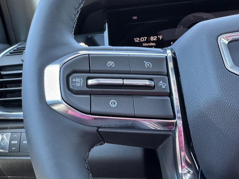GMC Acadia Vehicle Image 12
