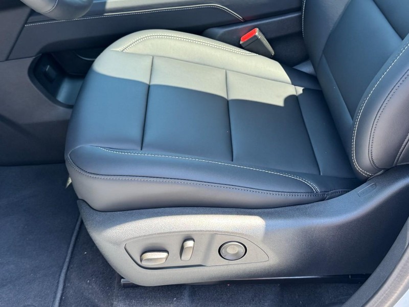 GMC Acadia Vehicle Image 16