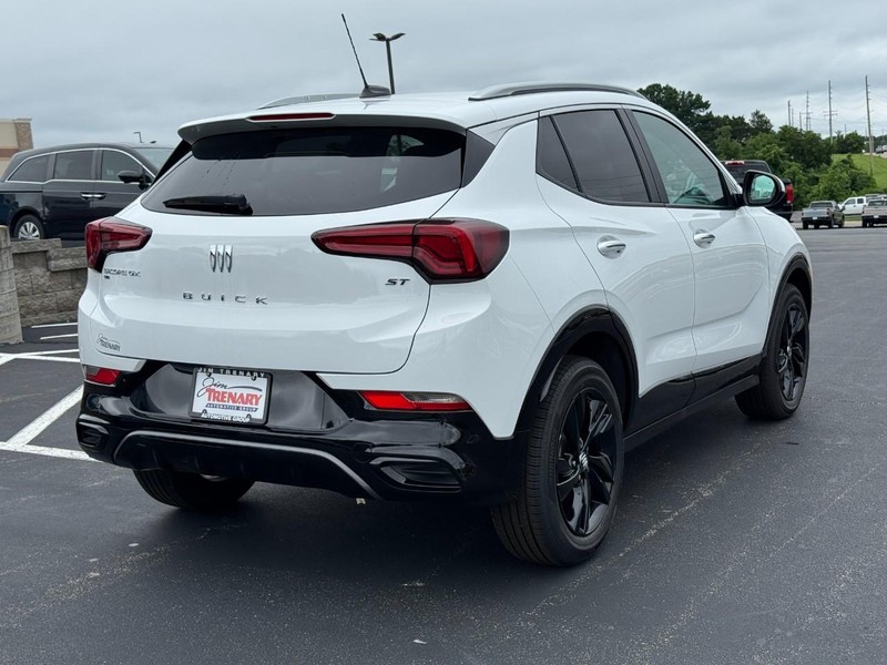 Buick Encore GX Vehicle Full-screen Gallery Image 03