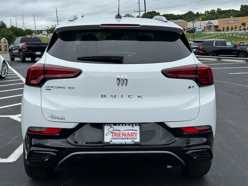 Buick Encore GX Vehicle Full-screen Gallery Image 04