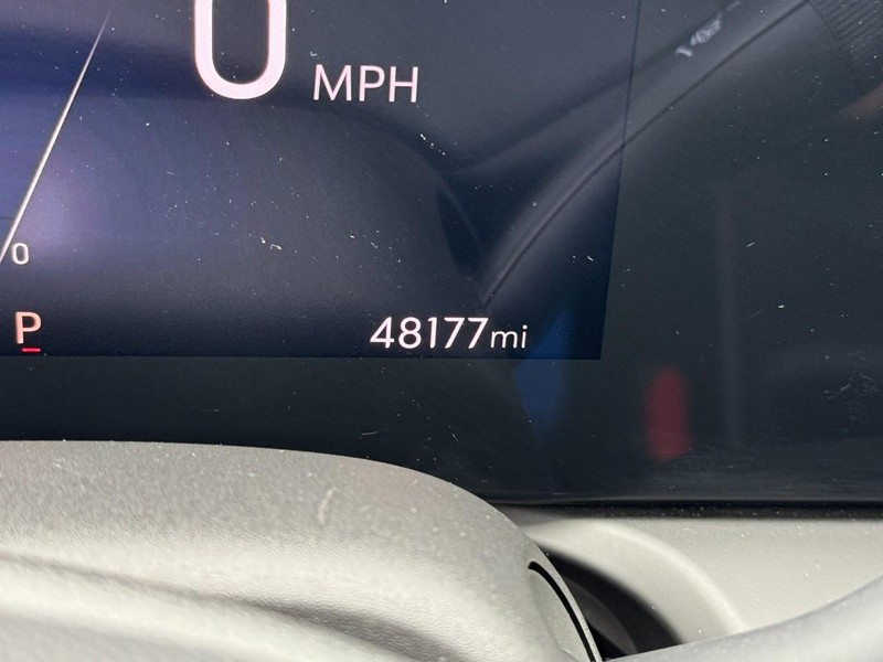 Buick Encore GX Vehicle Full-screen Gallery Image 18