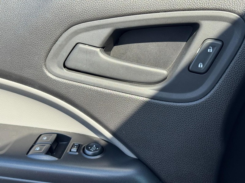 Chevrolet Colorado Vehicle Full-screen Gallery Image 18