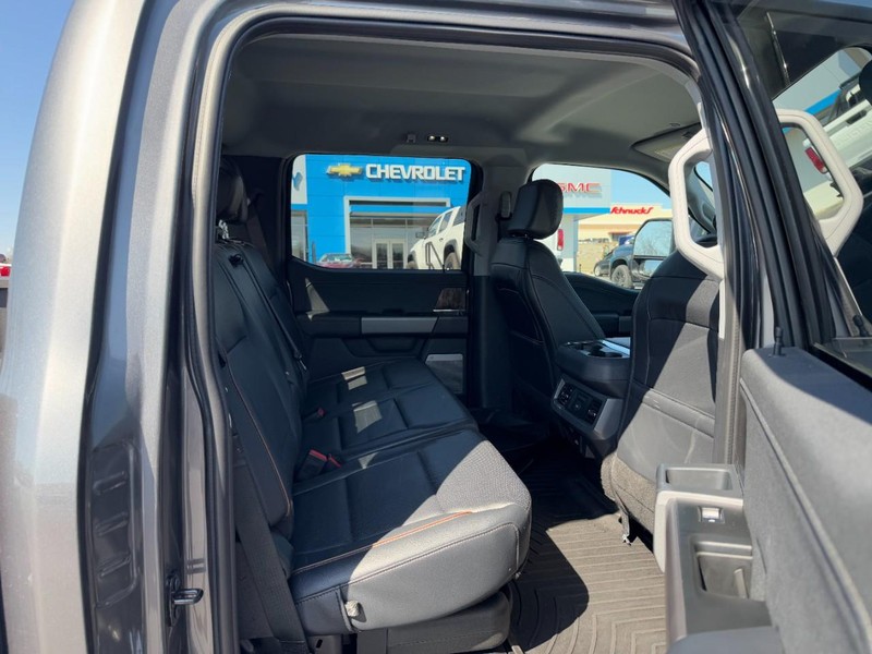 Ford Super Duty F-350 DRW Vehicle Image 12