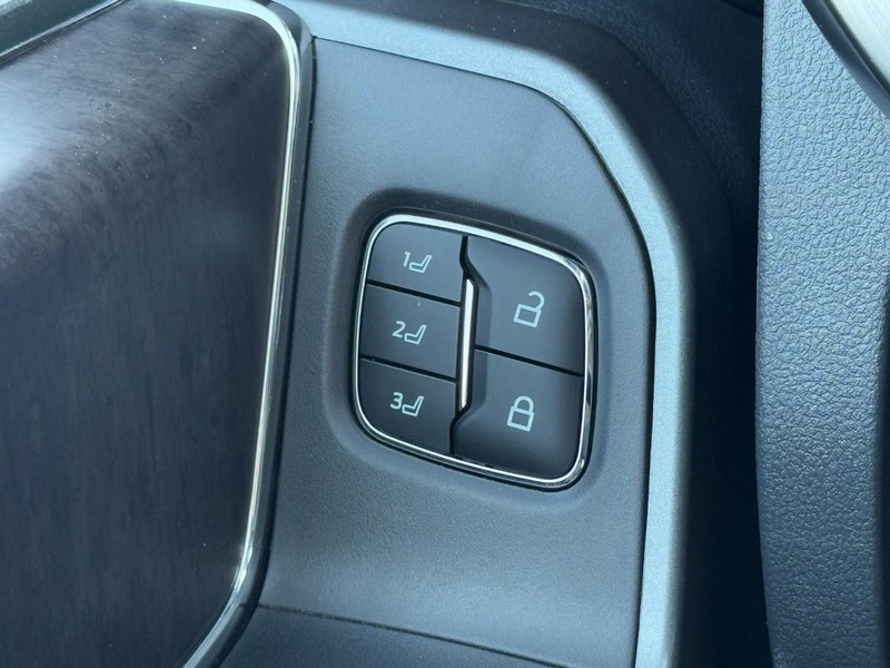 Ford Super Duty F-350 DRW Vehicle Image 18