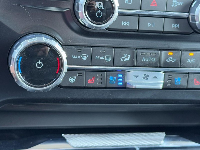 Ford Super Duty F-350 DRW Vehicle Image 22