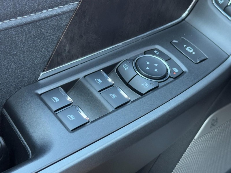 Ford Super Duty F-350 DRW Vehicle Image 26