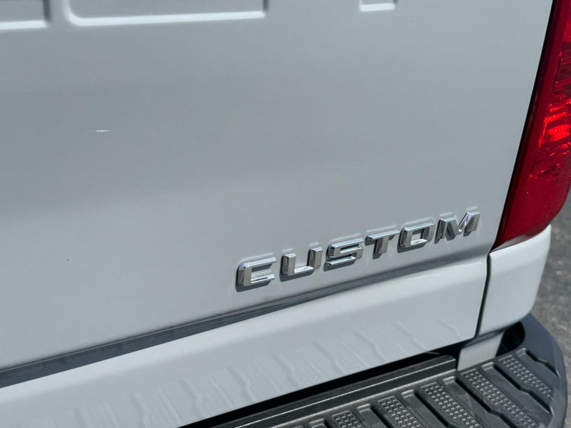 Chevrolet Silverado 2500HD Vehicle Image 05