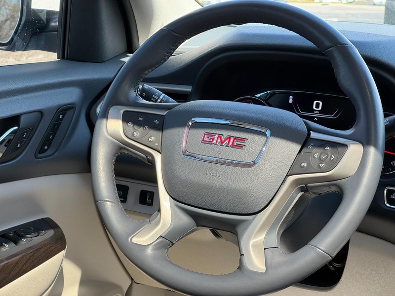 GMC Acadia Vehicle Image 12