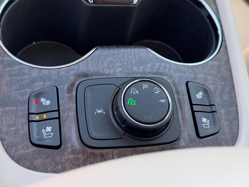 GMC Acadia Vehicle Image 20