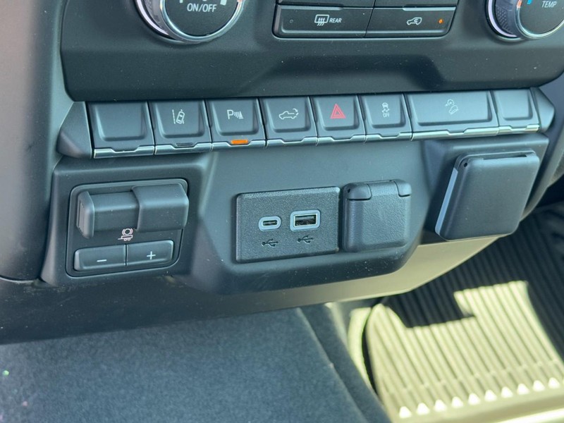 Chevrolet Silverado 2500HD Vehicle Image 12