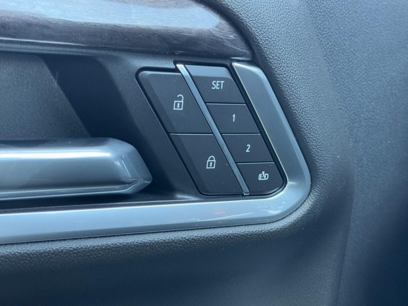 Chevrolet Silverado 2500HD Vehicle Image 11