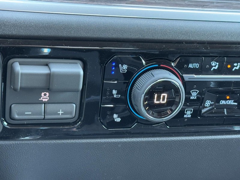 Chevrolet Silverado 2500HD Vehicle Image 14