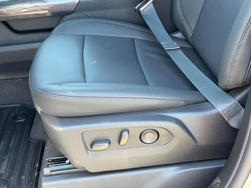 Chevrolet Silverado 2500HD Vehicle Image 16