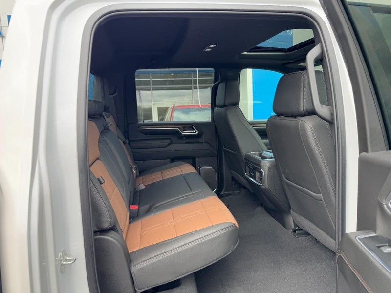 Chevrolet Silverado 3500HD Vehicle Full-screen Gallery Image 11