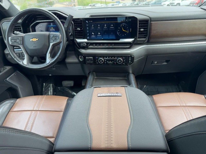 Chevrolet Silverado 3500HD Vehicle Full-screen Gallery Image 12