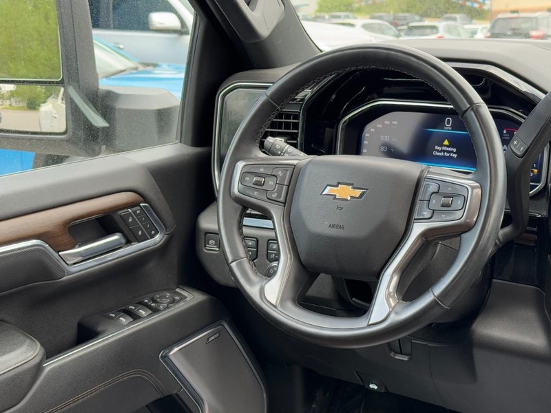 Chevrolet Silverado 3500HD Vehicle Full-screen Gallery Image 13