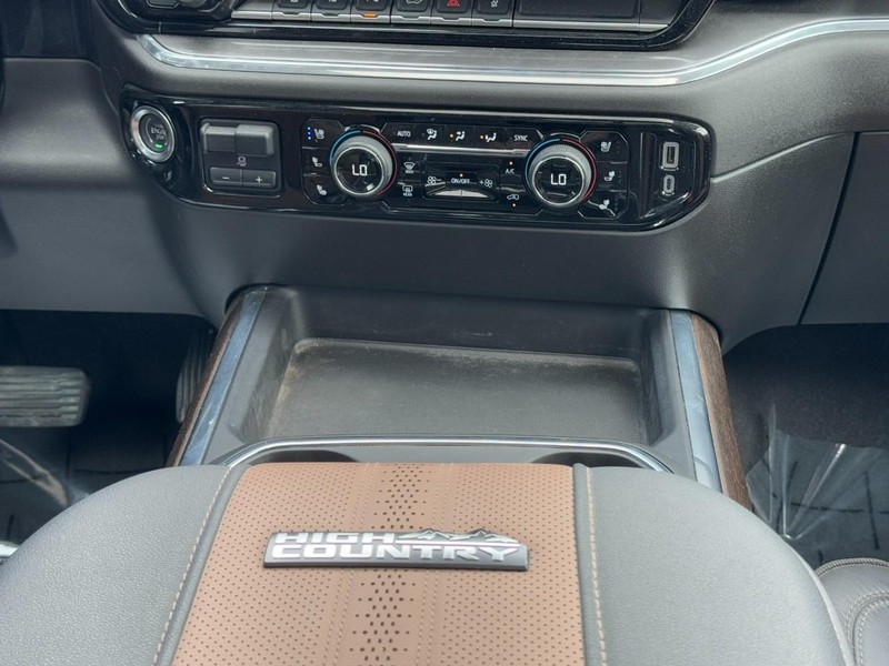 Chevrolet Silverado 3500HD Vehicle Full-screen Gallery Image 15