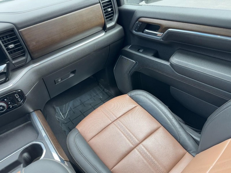 Chevrolet Silverado 3500HD Vehicle Full-screen Gallery Image 16