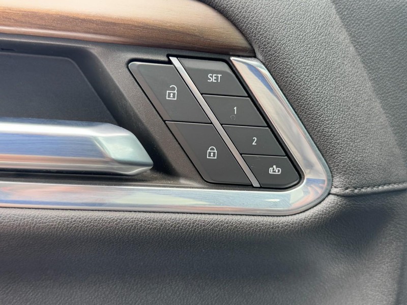 Chevrolet Silverado 3500HD Vehicle Full-screen Gallery Image 17